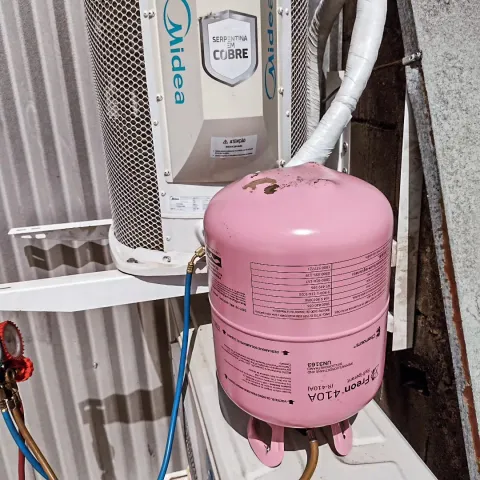 Carga de gás refrigerante R-410A em unidade condensadora Midea