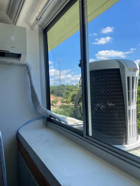 Instalação de ar-condicionado com passagem de tubulação pela janela