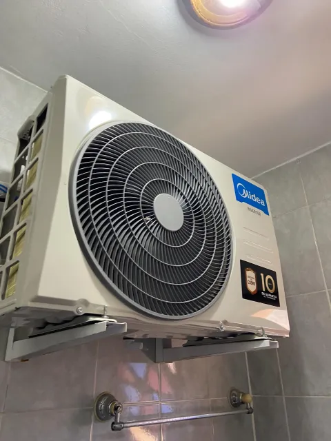 Instalação de unidade condensadora Midea com selo de garantia de 10 anos