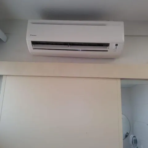 Instalação de ar-condicionado split Daikin em ambiente residencial