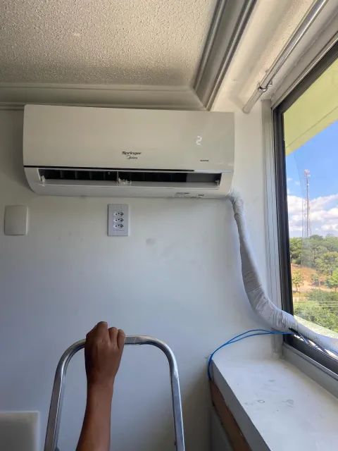 Instalação de ar-condicionado split Springer Midea em ambiente residencial
