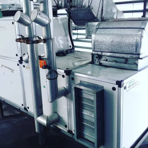 Manutenção de climatizador central industrial — vista do gabinete de ventilação