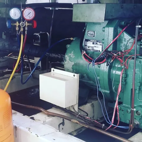 Manutenção em compressor Hitachi de sistema de refrigeração industrial