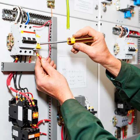 Manutenção em painel elétrico ligado a sistema de climatização