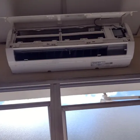 Manutenção de evaporador com painel aberto para limpeza